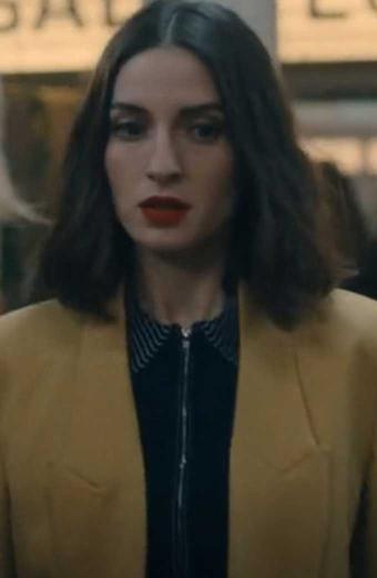 Sounds Like Love María Valverde Maca Beige Trench Blazer