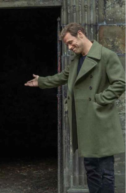 A Roadtrip with Sam and Graham Sam Heughan Men in Kilts Coat men-in-kilts-sam-heughan-pea-coat