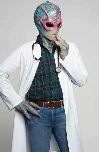 Alan Tudyk Harry Vanderspeigle Resident Alien White Lab Coat