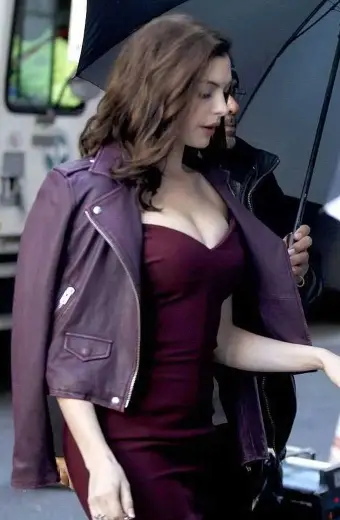 Oceans 8 Anne Hathaway Daphne Kluger Purple Leather Jacket