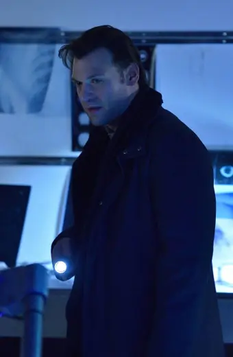 Ephraim Goodweather The Strain Black Coat the-strain-dr-ephraim-goodweather-black-coat