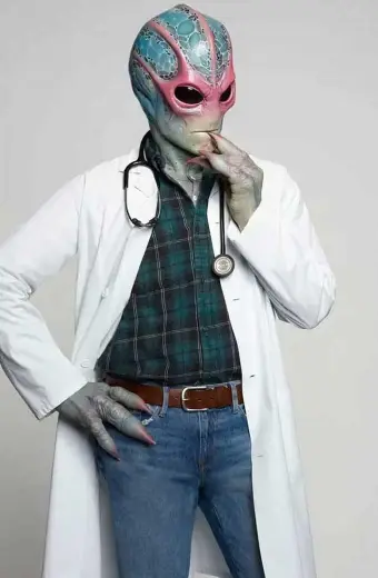 Alan Tudyk Harry Vanderspeigle Resident Alien White Lab Coat