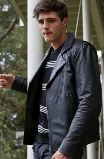 The Kissing Booth Noah Flynn Jacob Elordi Black Leather Jacket the-kissing-booth-noah-flynn-jacket